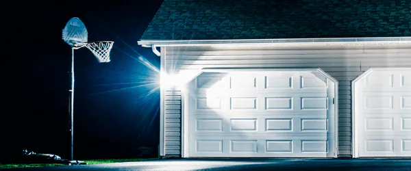 LED-Fluchtlicht an einer Garage